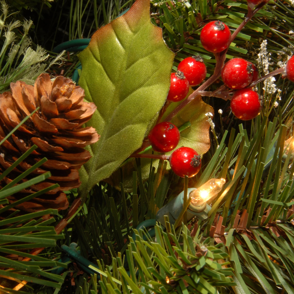 Pre-Lit Artificial Christmas Garland, Green, White Lights, 9 Feet L982
